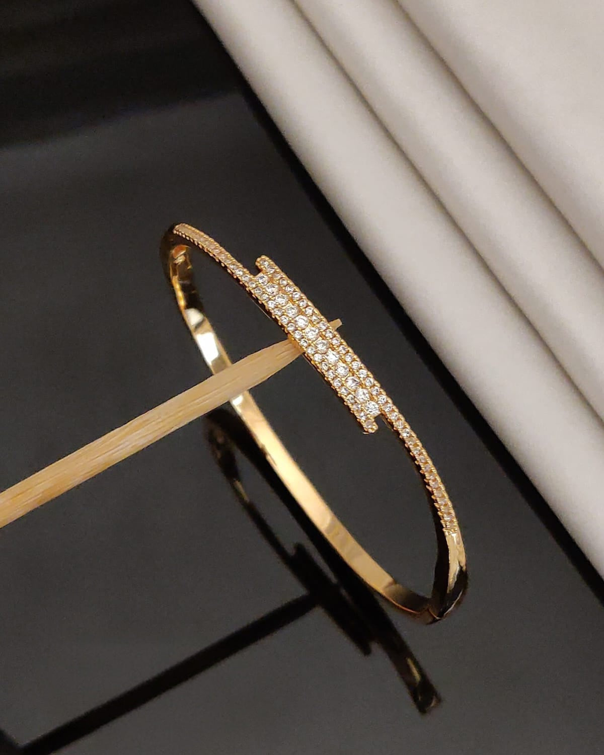 Gold Crystal Bar Openable Bracelet