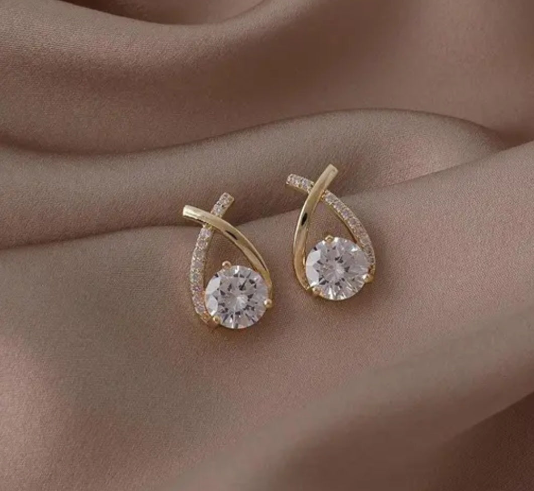 Minimal Gold Solitaire Everyday Studs